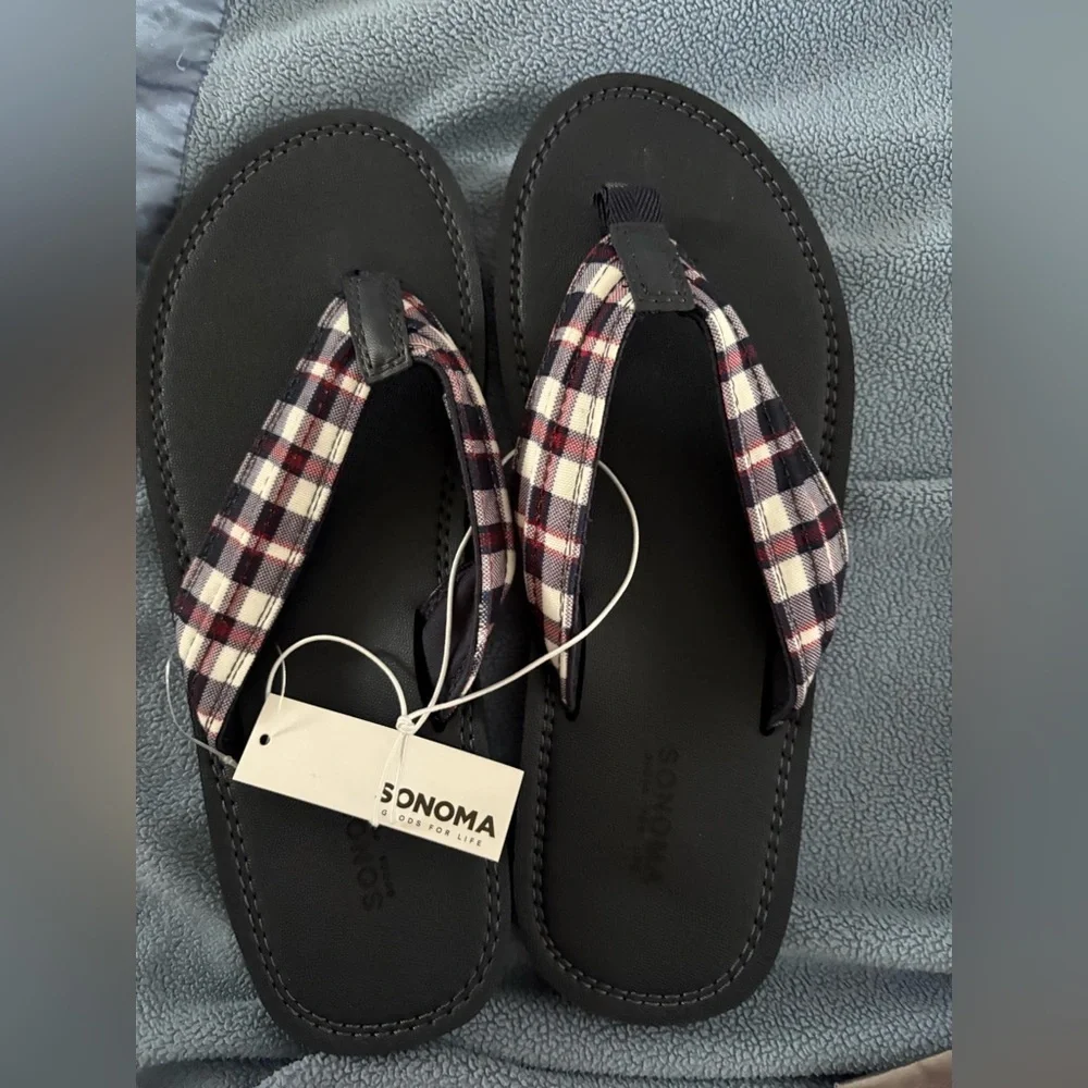 New- Mens 8-9  Sonoma comfort Classic Plaid Strap Flip Flops